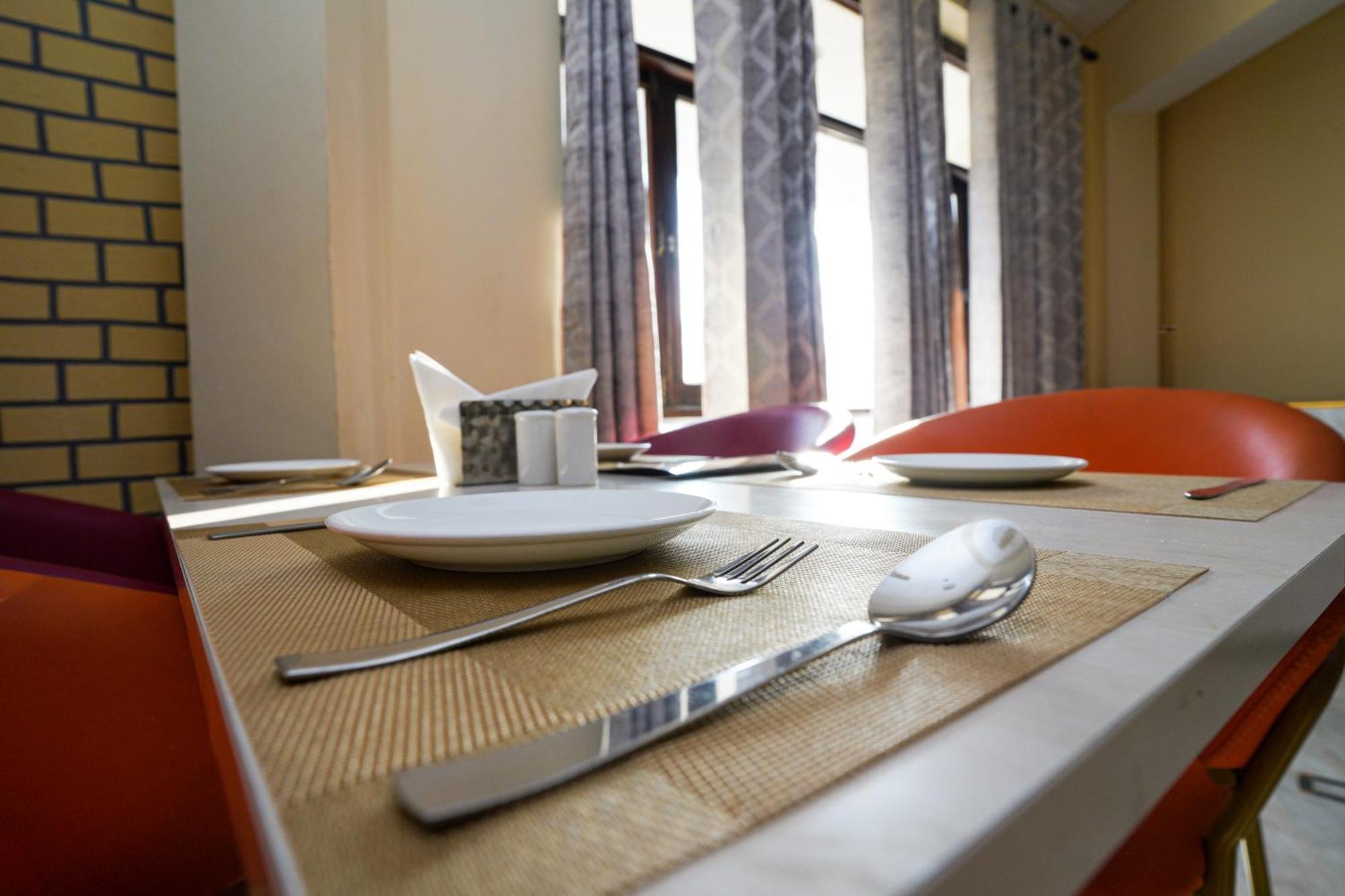 Hotel Neeraj Bhawan- Triveni Ghat Rishīkesh Exteriör bild