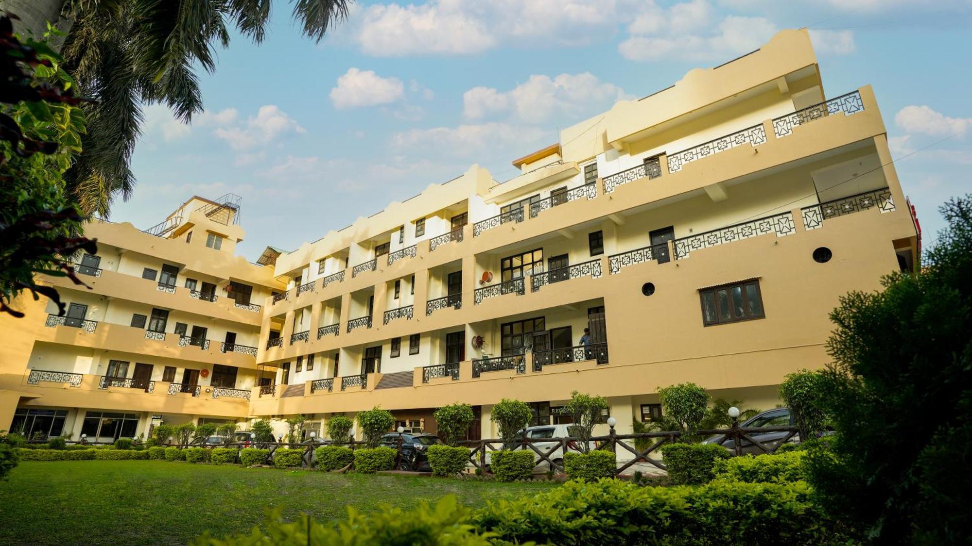 Hotel Neeraj Bhawan- Triveni Ghat Rishīkesh Exteriör bild