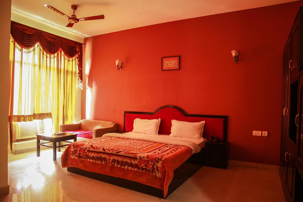 Hotel Neeraj Bhawan- Triveni Ghat Rishīkesh Exteriör bild