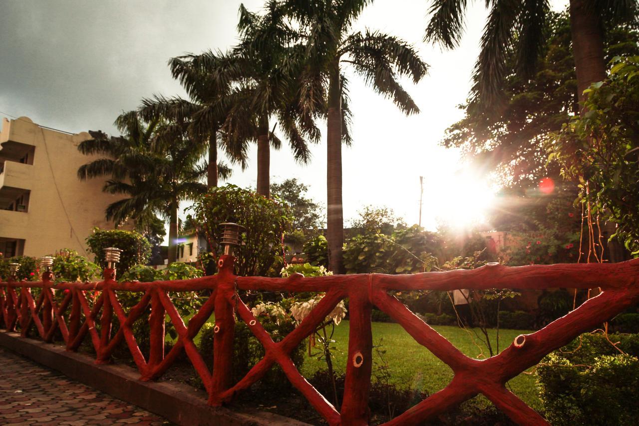 Hotel Neeraj Bhawan- Triveni Ghat Rishīkesh Exteriör bild